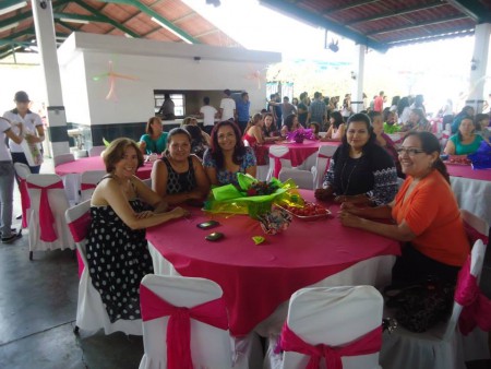 CELEBRANDO EL DIA DE LAS MADRES 